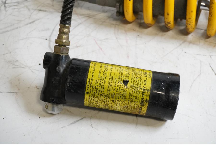 Baksidan på Stötdämpare från en Triumph TT 600 -2000 motorcykel.