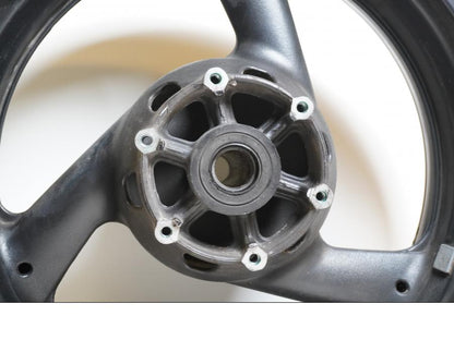 Baksidan på Fälg från en Yamaha YZF 1000 R -1997 motorcykel.