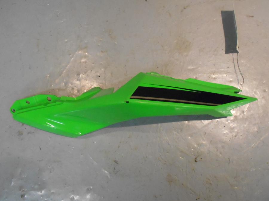 Framsidan på Bakvinge från en Kawasaki Ninja 300 -2013 motorcykel.