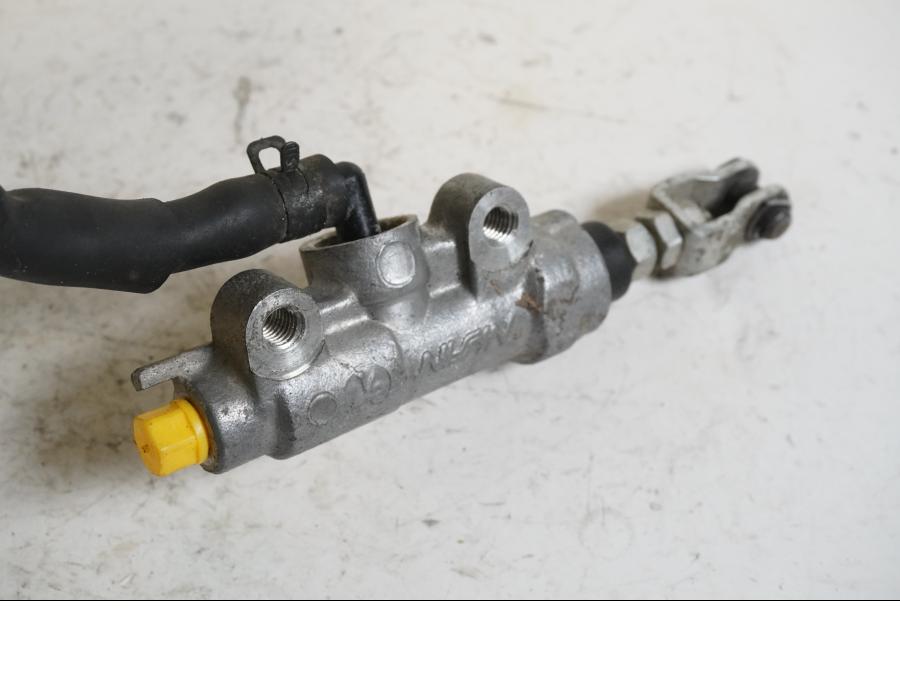 Vänster sida på Bromshuvudcylinder från en Yamaha XT 660 R -2012 motorcykel.