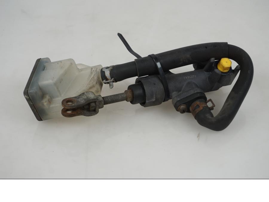 Höger sida på Bromshuvudcylinder från en Suzuki GS 500 -2004 motorcykel.