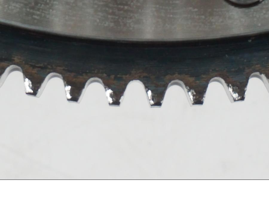 Snett uppifrån på Kopplingskorg från en H-D Softail Standard FXST -2001 motorcykel.