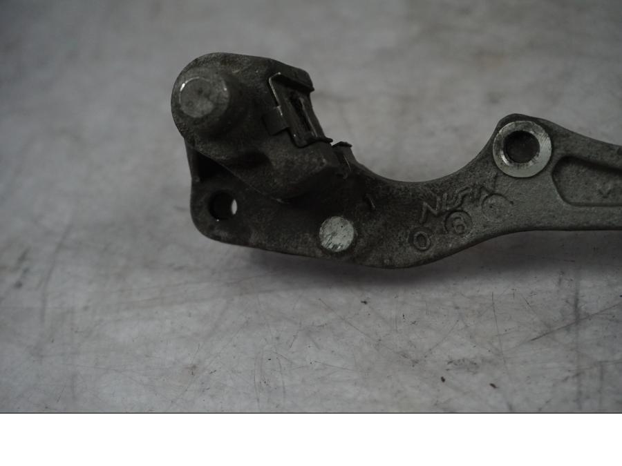 Baksidan på Bromsoksfäste från en Honda XL 650 V -2000 motorcykel.