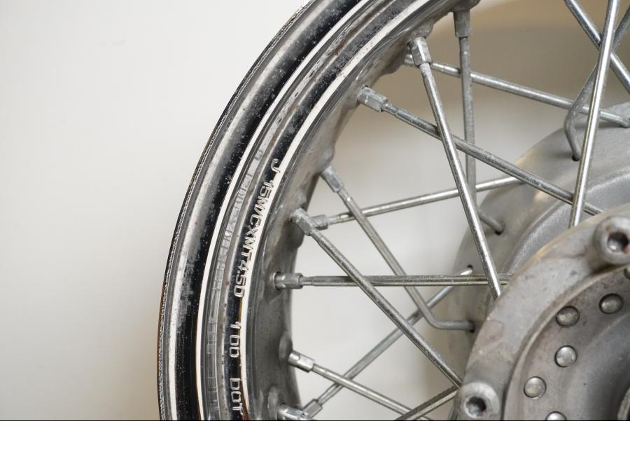 Snett nerifrån på Fälg från en Yamaha XVS 1100 -2000 motorcykel.