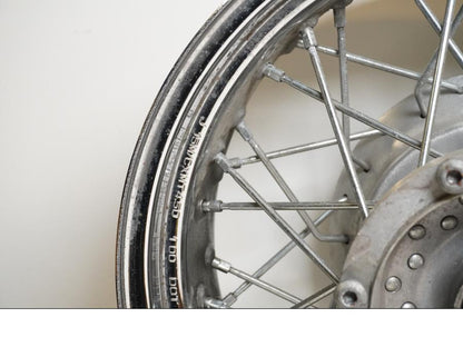 Snett nerifrån på Fälg från en Yamaha XVS 1100 -2000 motorcykel.