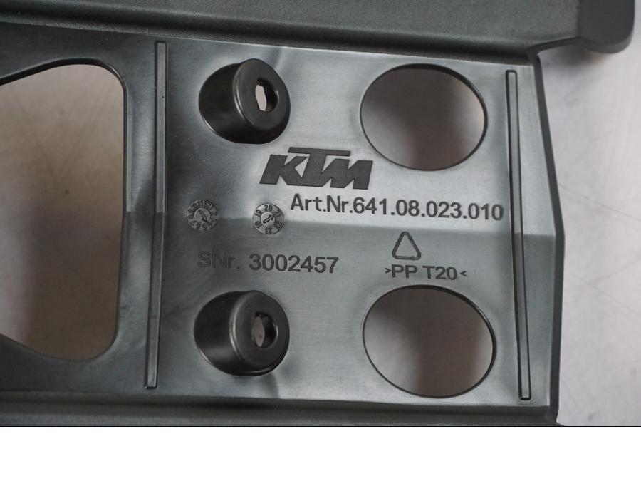 Höger sida på Skylthållare från en KTM 890 Duke -2022 motorcykel.