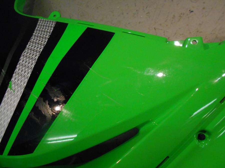 Höger sida på Sidkåpa från en Kawasaki Ninja 300 -2014 motorcykel.