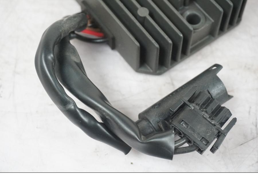 Höger sida på Likriktare från en BMW F 800 R -2018 motorcykel.