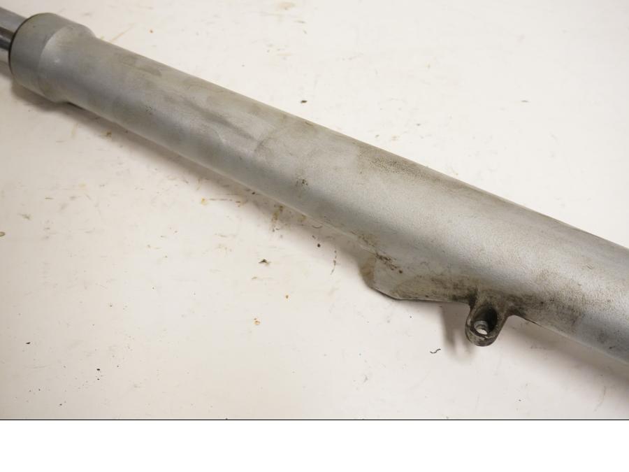 Höger sida på Gaffelben från en BMW R 1150 RT -2003 motorcykel.