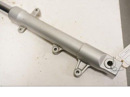 Baksidan på Gaffelben från en Honda CBR 125 R -2004 motorcykel.