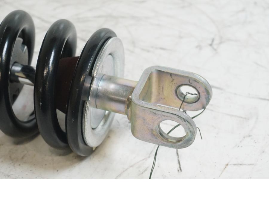 Baksidan på Stötdämpare från en Yamaha XVS 1300 -2008 motorcykel.