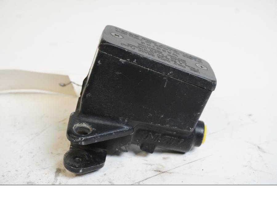 Höger sida på Bromshuvudcylinder från en Suzuki GSF 600 -2000 motorcykel.