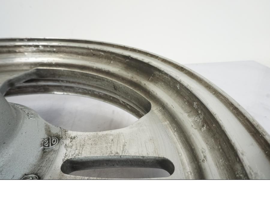 Vänster sida på Fälg från en Kawasaki VN 1500 -2003 motorcykel.