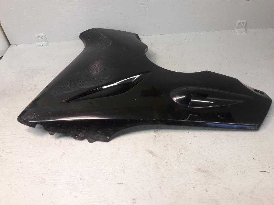 Vänster sida på Magkåpa från en Honda CBR 125 R -2008 motorcykel.