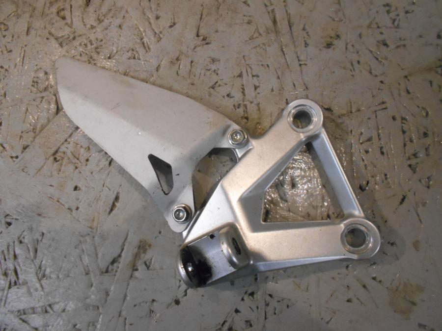 Framsidan på Fotpinnefäste från en Ducati 848 -2013 motorcykel.