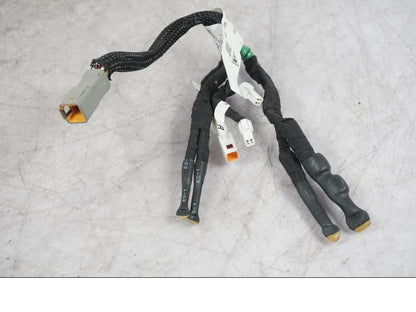 Snett uppifrån på Kablage från en Ducati Multistrada V4 -2024 motorcykel.