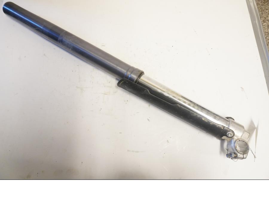 Framsidan på Gaffelben från en KTM 640 SM -2003 motorcykel.