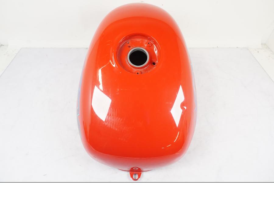 Snett uppifrån på Bensintank från en Honda NTV 650 -1997 motorcykel.