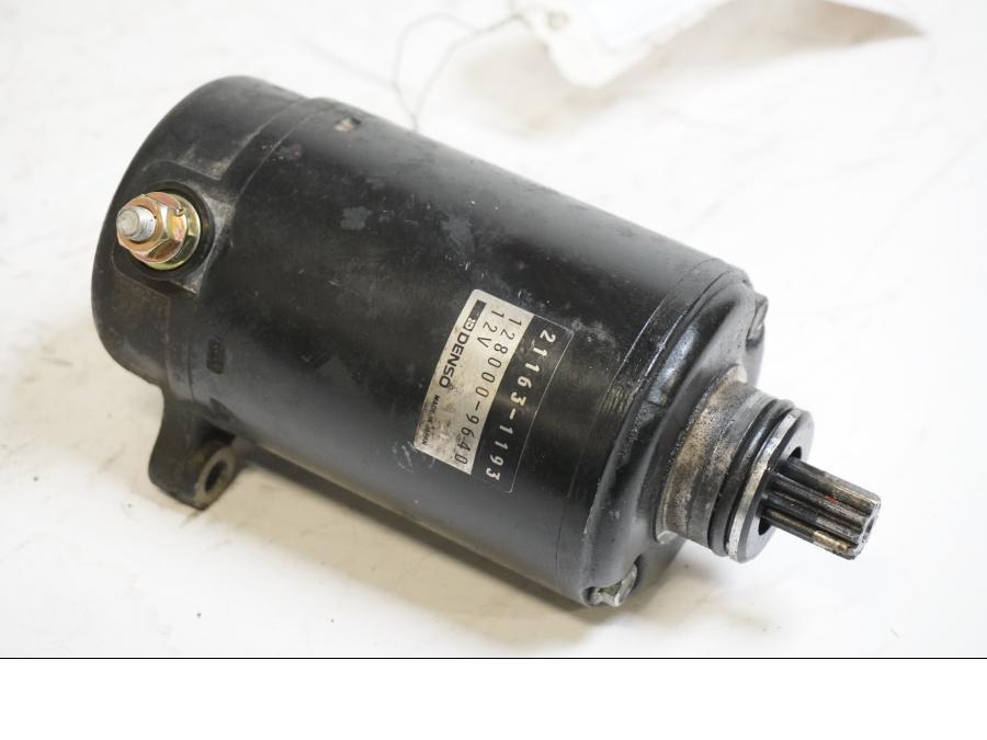 Framsidan på Startmotor från en Kawasaki ZX-7R -1996 motorcykel.