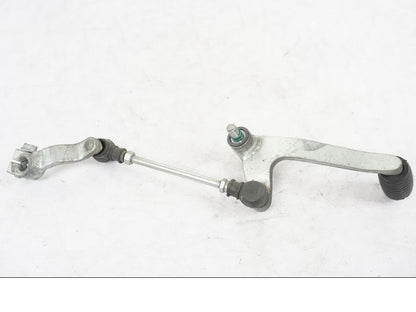 Snett nerifrån på Växelpedal från en Honda NT 650 V -2002 motorcykel.