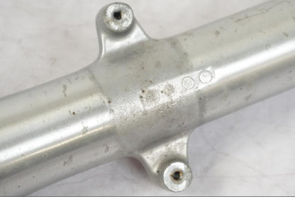 Snett uppifrån på Gaffelben från en Suzuki VL 800 -2002 motorcykel.