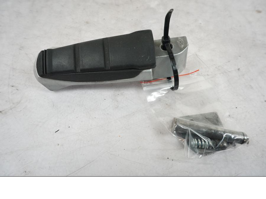 Framsidan på Fotpinne från en BMW R 850 R -2004 motorcykel.