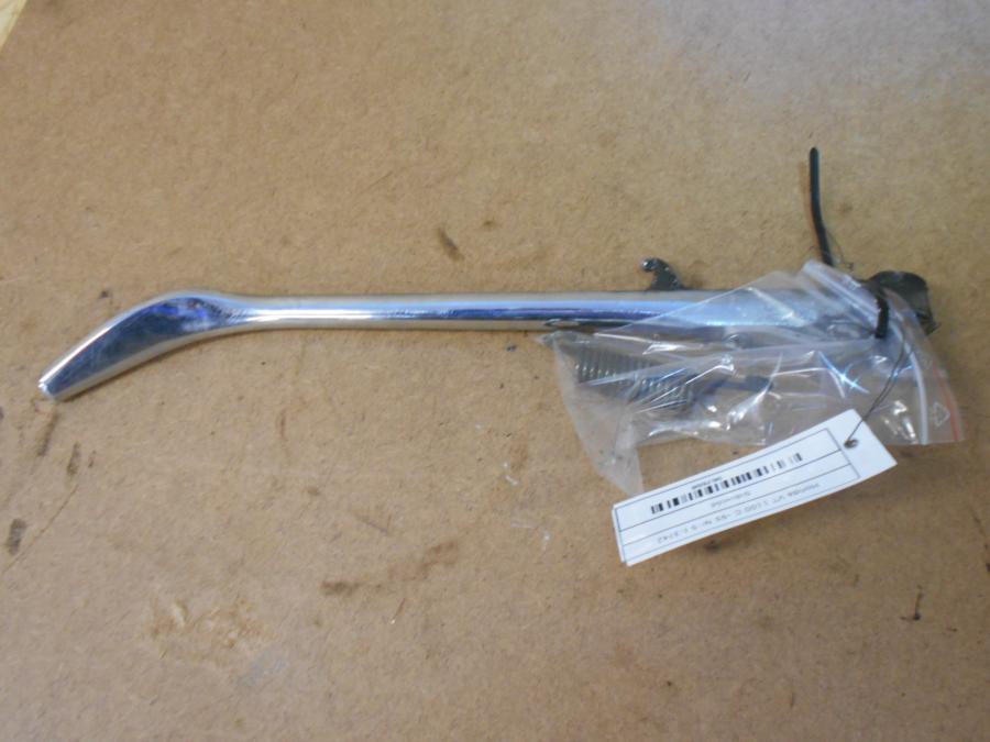 Framsidan på Sidostöd från en Honda VT 1100 C -1995 motorcykel.