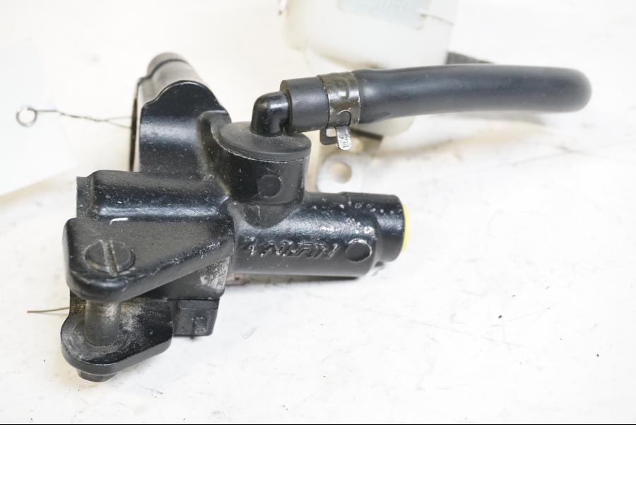 Baksidan på Bromshuvudcylinder från en Triumph Daytona 650 -2005 motorcykel.