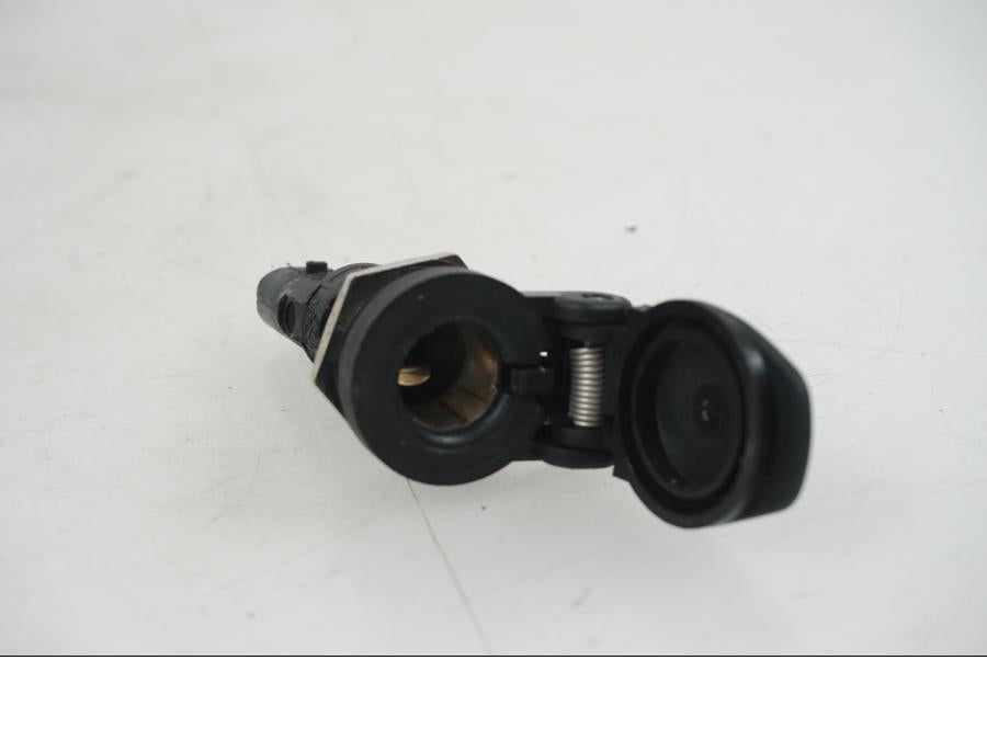 Baksidan på El uttag 12 V från en BMW F 750 GS -2019 motorcykel.