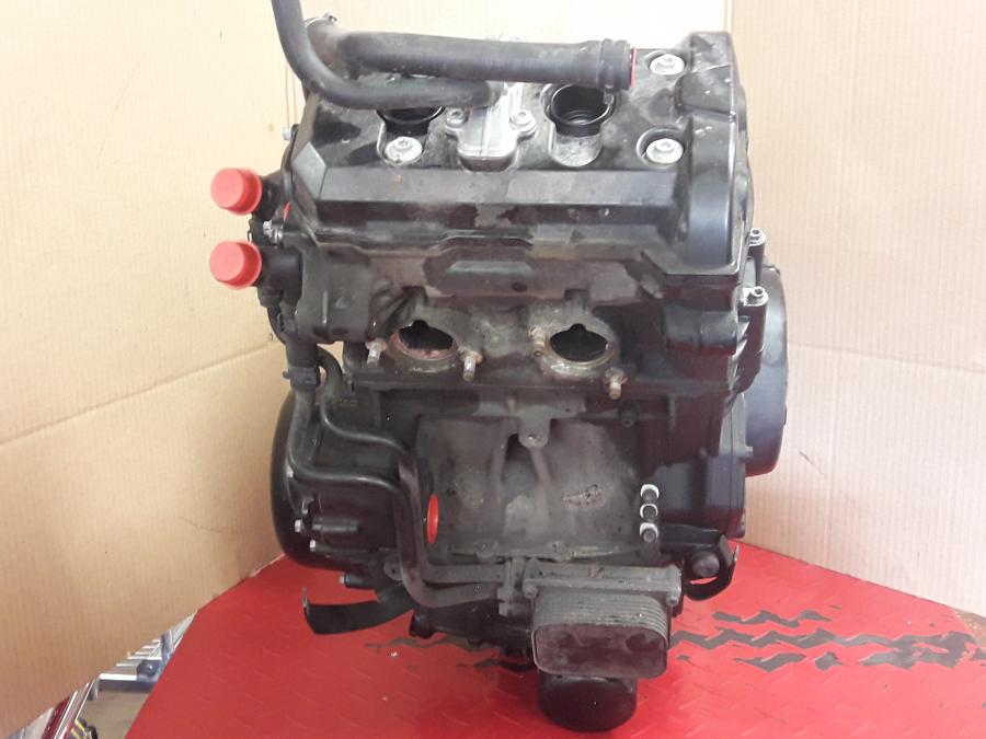 Vänster sida på Motor från en BMW F 800 ST -2010 motorcykel.