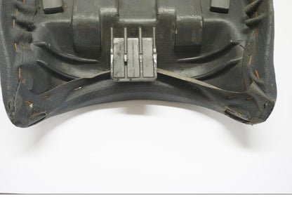 Vänster sida på Sadel från en Honda VTR 1000 F -2005 motorcykel.