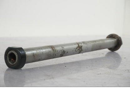 Baksidan på Axel från en KTM 1290 Super Adventure R -2018 motorcykel.