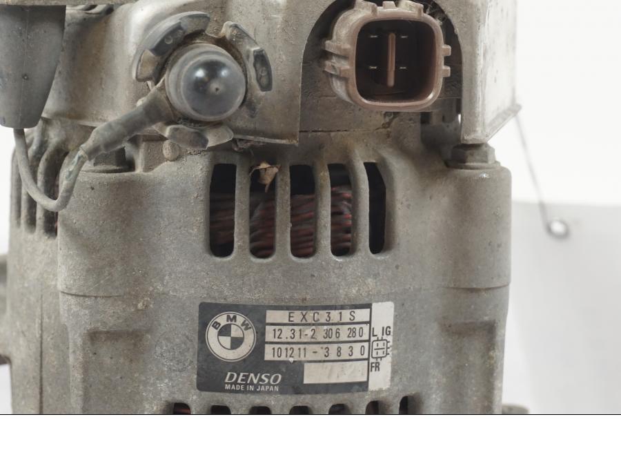 Baksidan på Generator från en BMW R 1200 GS -2005 motorcykel.