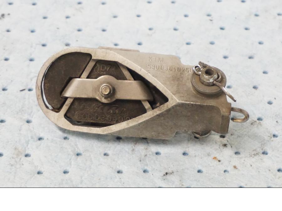 Baksidan på Fotpinne från en KTM 690 Duke -2008 motorcykel.