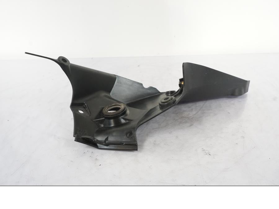 Snett nerifrån på Innerskärm från en KTM 125 Duke -2017 motorcykel.