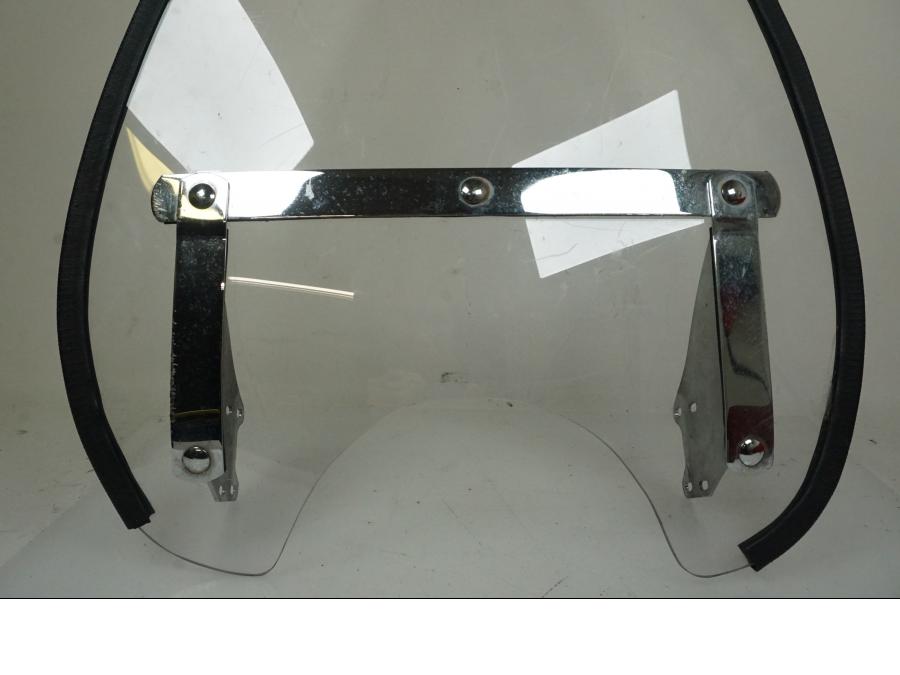Höger sida på <p>Vindruta från Suzuki VZ 800 2000.</p>

<p>Fästen finns ej, skrapmärke på kromdetalj se bilder, rutfästena är original men vindrutan är hemmagjord. Ytliga repor finns på rutan se bilder.</p> motorcykel.