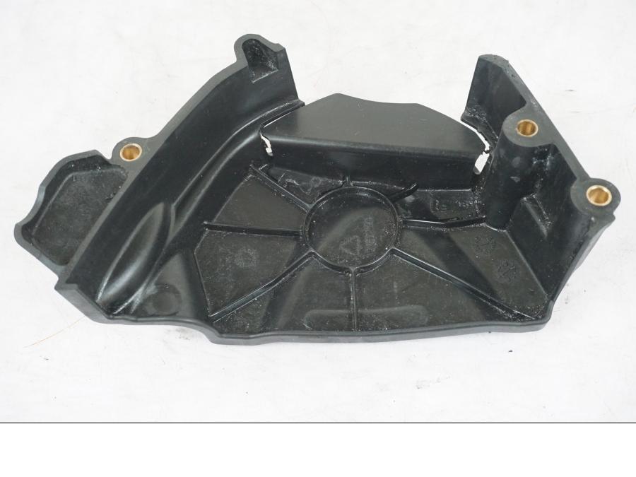 Snett nerifrån på Kedjeskydd från en Triumph Street Triple R -2011 motorcykel.