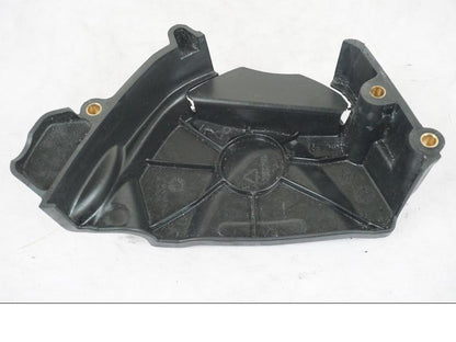 Snett nerifrån på Kedjeskydd från en Triumph Street Triple R -2011 motorcykel.