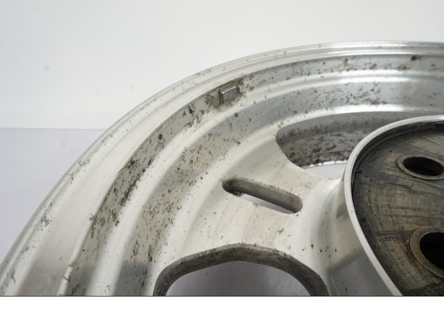 Höger sida på Fälg från en Kawasaki VN 1500 -2003 motorcykel.