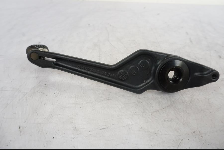 Snett uppifrån på Bromspedal från en KTM 1290 Super Duke R -2023 motorcykel.