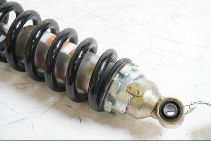 Baksidan på Stötdämpare från en Suzuki VL 800 -2003 motorcykel.