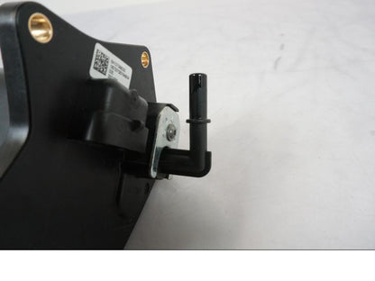 Snett nerifrån på Bensinpump insprut från en KTM 790 Duke -2019 motorcykel.