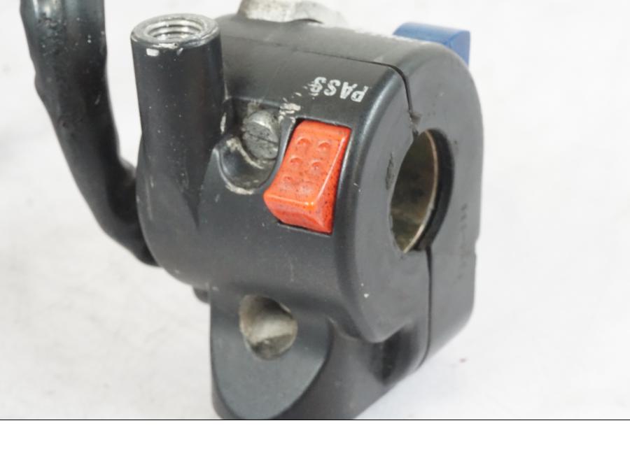 Höger sida på Styrelreglage från en Kawasaki KL 650A -1987 motorcykel.