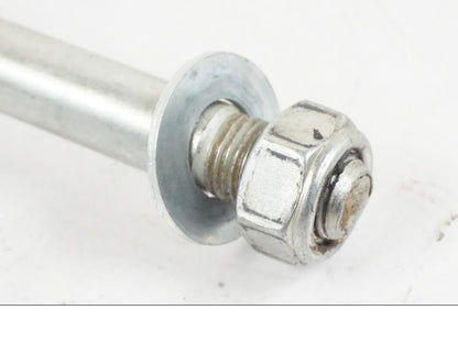 Höger sida på Axel från en KTM 390 Adventure -2021 motorcykel.