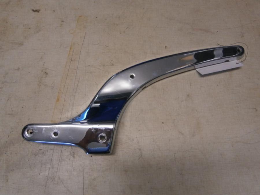 Framsidan på Bakskärmstag från en Suzuki VL 1500 -2002 motorcykel.