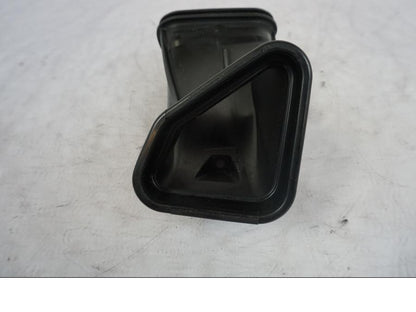 Snett uppifrån på Luftrör från en KTM 1290 Super Duke R -2023 motorcykel.