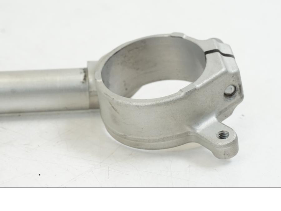 Snett nerifrån på Styre från en Yamaha YZF 1000 R1 -2009 motorcykel.