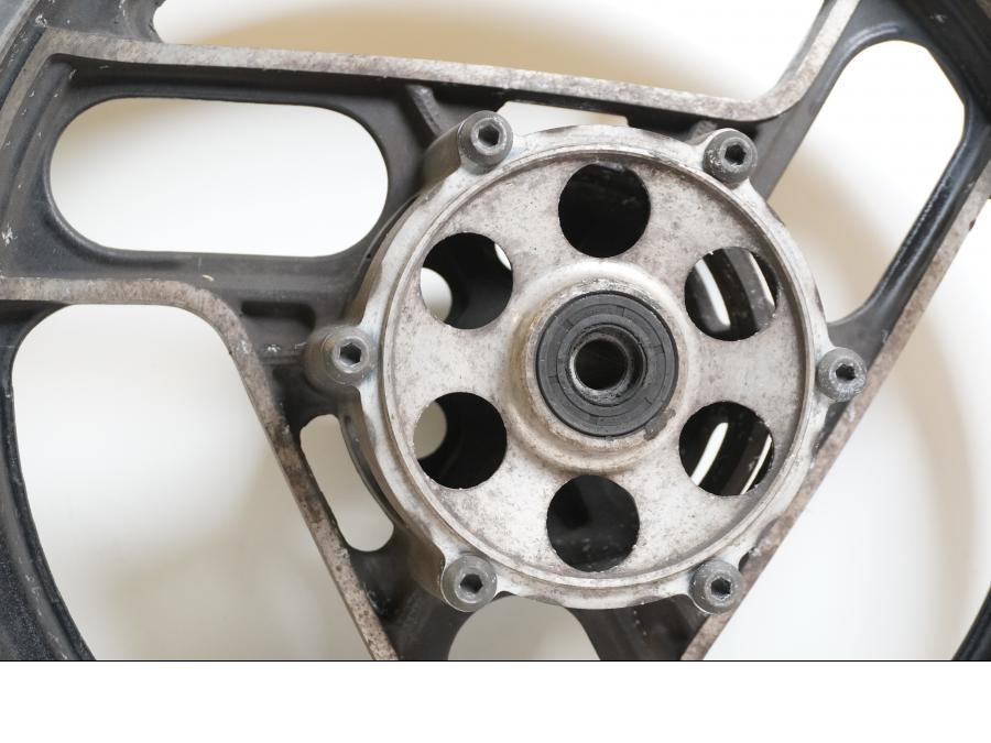 Baksidan på Fälg från en Yamaha FJ 1200 -1986 motorcykel.