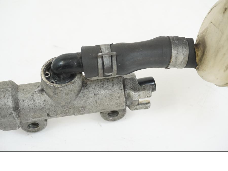 Snett uppifrån på Bromshuvudcylinder från en Kawasaki VN 1500 -1996 motorcykel.