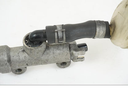 Snett uppifrån på Bromshuvudcylinder från en Kawasaki VN 1500 -1996 motorcykel.